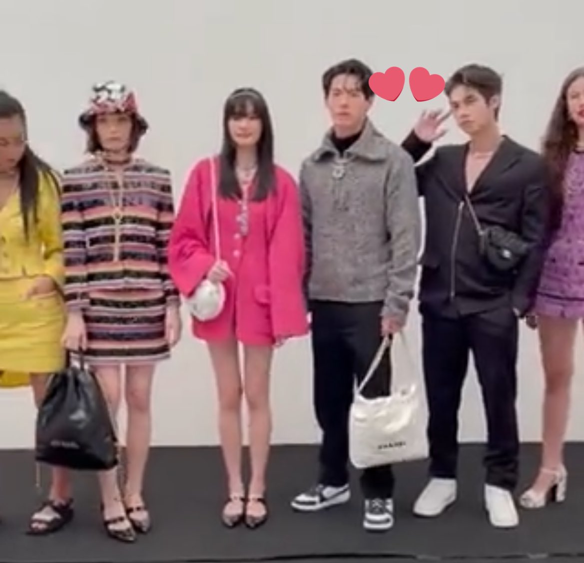 ไม่รู้ว่าถูกถ่าย                                 พอรู้ว่าถูกถ่าย
