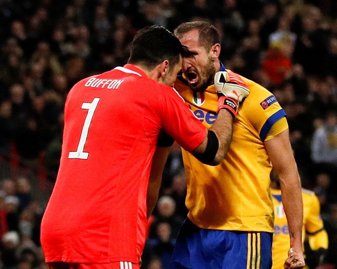 جيجي بوفون :
" لا أحد أقوى من جورجيو كيلليني ⚽️ " .