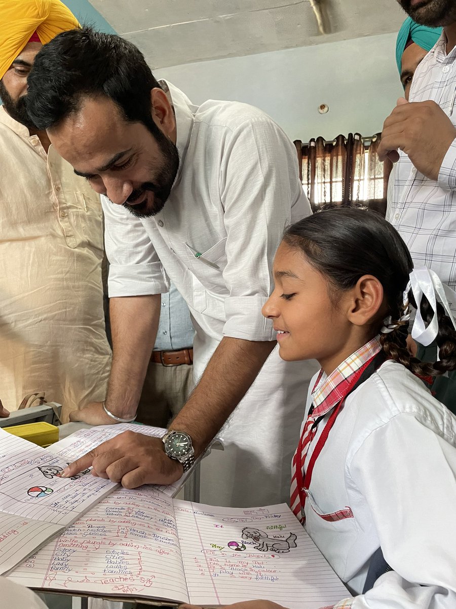 meet_hayer's tweet photo. ਸੂਬਾ ਸਰਕਾਰ ਜਿੱਥੇ ਸਿੱਖਿਆ ਖੇਤਰ ਦੀ ਨੀਂਹ ਮਜ਼ਬੂਤ ਕਰਨ ਲਈ ਸਕੂਲੀ ਸਿੱਖਿਆ ਨੂੰ ਤਰਜੀਹ ਦਿੱਤੀ ਜਾ ਰਹੀ ਹੈ ਉੱਥੇ ਨੌਜਵਾਨਾਂ ਨੂੰ ਰੋਜ਼ਗਾਰ ਦੇ ਕਾਬਲ ਬਣਾਉਣ ਲਈ ਉਚੇਰੀ ਸਿੱਖਿਆ ਨੂੰ ਮਜ਼ਬੂਤ ਕਰਨ ਲਈ ਕਾਰਗਾਰ ਨੀਤੀ ਬਣਾਈ ਜਾ ਰਹੀ ਹੈ। ਅੱਜ ਸ਼ੁਤਰਾਣਾ ਤੇ ਸਮਾਣਾ ਹਲਕੇ ਦੇ ਟੂਰ ਦੌਰਾਨ , 1/2 https://t.co/MrEhIB2YUE