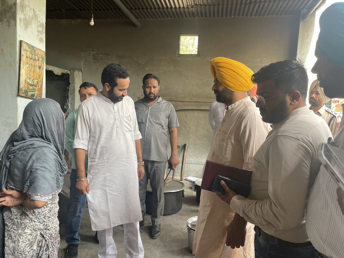 meet_hayer's tweet photo. ਜਿੱਥੇ ਸਰਕਾਰੀ ਸੀਨੀਅਰ ਸੈਕੰਡਰੀ ਸਮਾਰਟ ਸਕੂਲ ਕਰਮਗੜ੍ਹ ਸ਼ੁਤਰਾਣਾ ਦਾ ਦੌਰਾ ਕੀਤਾ ਉੱਥੇ ਸਰਕਾਰੀ ਕਿਰਤੀ ਕਾਲਜ ਪਾਤੜਾਂ ਦਾ ਵੀ ਦੌਰਾ ਕੀਤਾ। ਮੇਰੀ ਇਹੋ ਕੋਸ਼ਿਸ਼ ਹੈ ਕਿ ਫੀਲਡ ਦੌਰੇ ਦੌਰਾਨ ਮਿਲੀ ਫੀਡਬੈਕ ਨੂੰ ਵਿਭਾਗ ਦੀਆਂ ਨੀਤੀਆਂ ਬਣਾਉਣ ਮੌਕੇ ਲਾਗੂ ਕਰਾਂ। 2/2 https://t.co/DQVY2CQ6F4