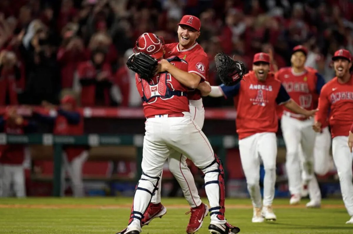 Here's the full story of Reid Detmers' no-hitter. Thoughts in here from Detmers, his parents, college coach, Angels teammates & manager — who earlier in the day didn't rule out the chance he'd be sent down to AAA to improve. On a crazy & magical night: bit.ly/3M3jOyv