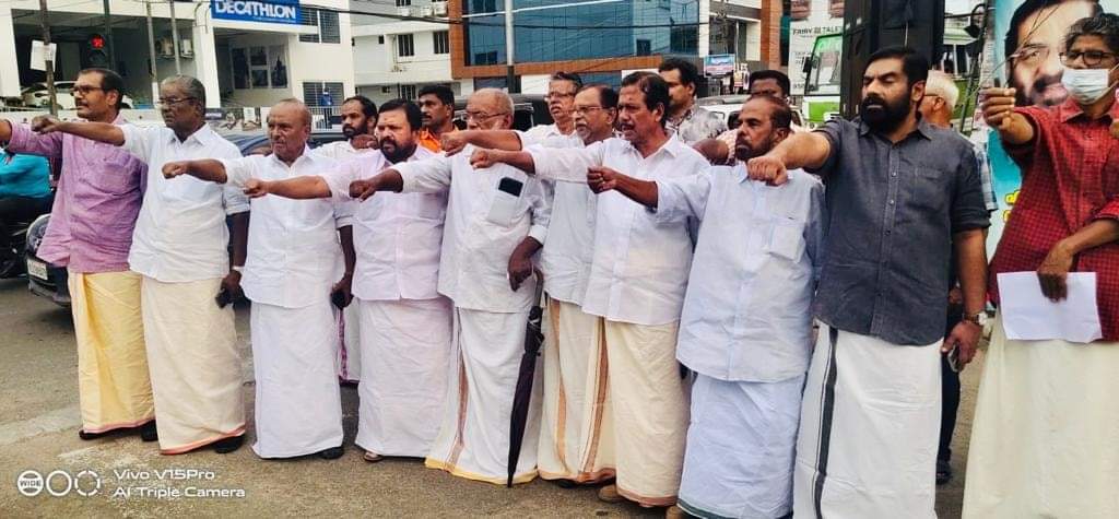cpimspeak's tweet photo. A human chain was formed in Ulloor against the Centre's move to privatise the public sector company HLL. https://t.co/i2exl3LsGi
