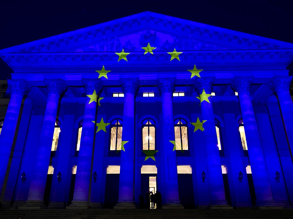 wearevideode's tweet photo. Anlässlich des #europatag's haben wir die Fassaden der @bay_staatsoper sowie des Prinz-Carl-Palais mit einer #Lichtinstallation aus verschiedenen Flaggen am 9. Mai von 21 bis 23 Uhr beleuchtet. Werte für Frieden, Freiheit &amp; Demokratie sind wichtiger denn je. #europa  #wearevideo https://t.co/lQvUFy2d64