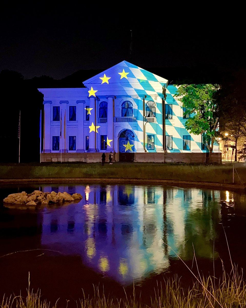 wearevideode's tweet photo. Anlässlich des #europatag's haben wir die Fassaden der @bay_staatsoper sowie des Prinz-Carl-Palais mit einer #Lichtinstallation aus verschiedenen Flaggen am 9. Mai von 21 bis 23 Uhr beleuchtet. Werte für Frieden, Freiheit &amp; Demokratie sind wichtiger denn je. #europa  #wearevideo https://t.co/lQvUFy2d64