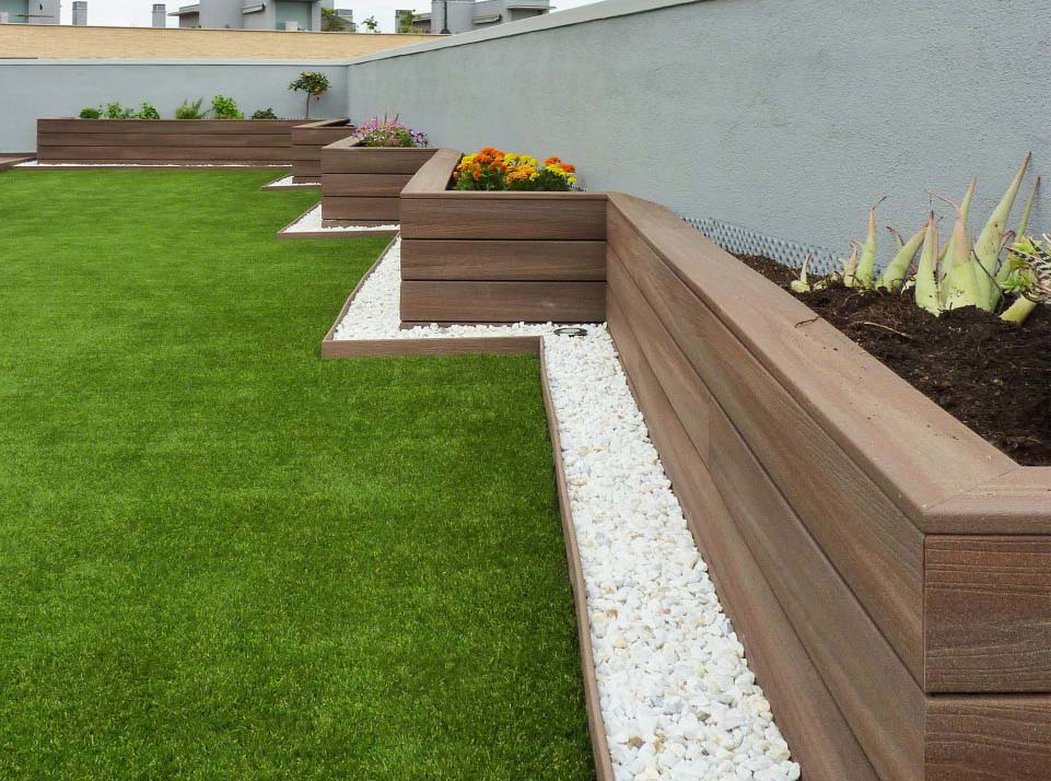decopraktik's tweet photo. Jardines espectaculares con la combinación de césped artificial y tarima de exterior. Aquí han usado la tarima para hacer partierres. ¿Quieres un presupuesto para tu espacio exterior? https://t.co/Ui4oflEfRU https://t.co/mnxbEQy0ti