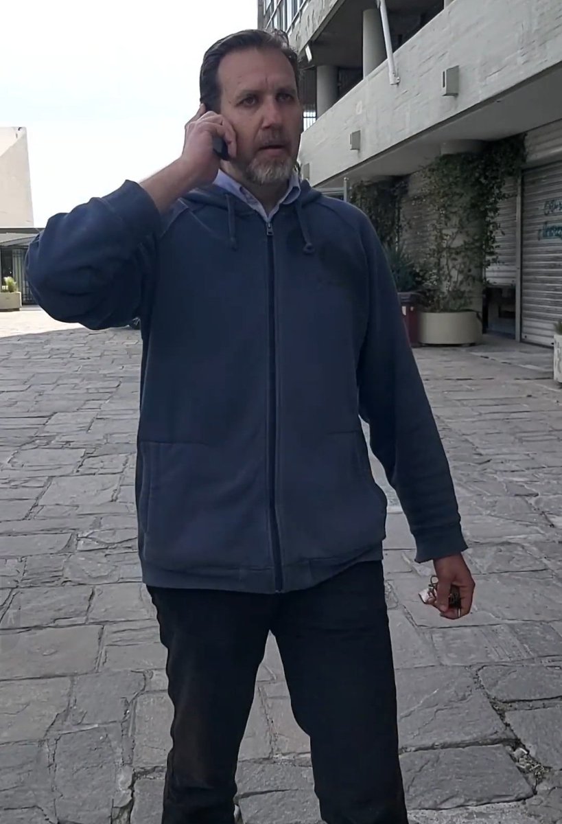 Αυτός ο κύριος, προκάλεσε τους αστυνομικούς οι οποίοι "ξέχασαν" να χτυπήσουν τον ίδιο και επετέθηκαν στους φοιτητές. Στη συνέχεια έφυγε άνετος μιλώντας στο τηλέφωνο. Γνωρίζει κάποιος ποιος είναι;