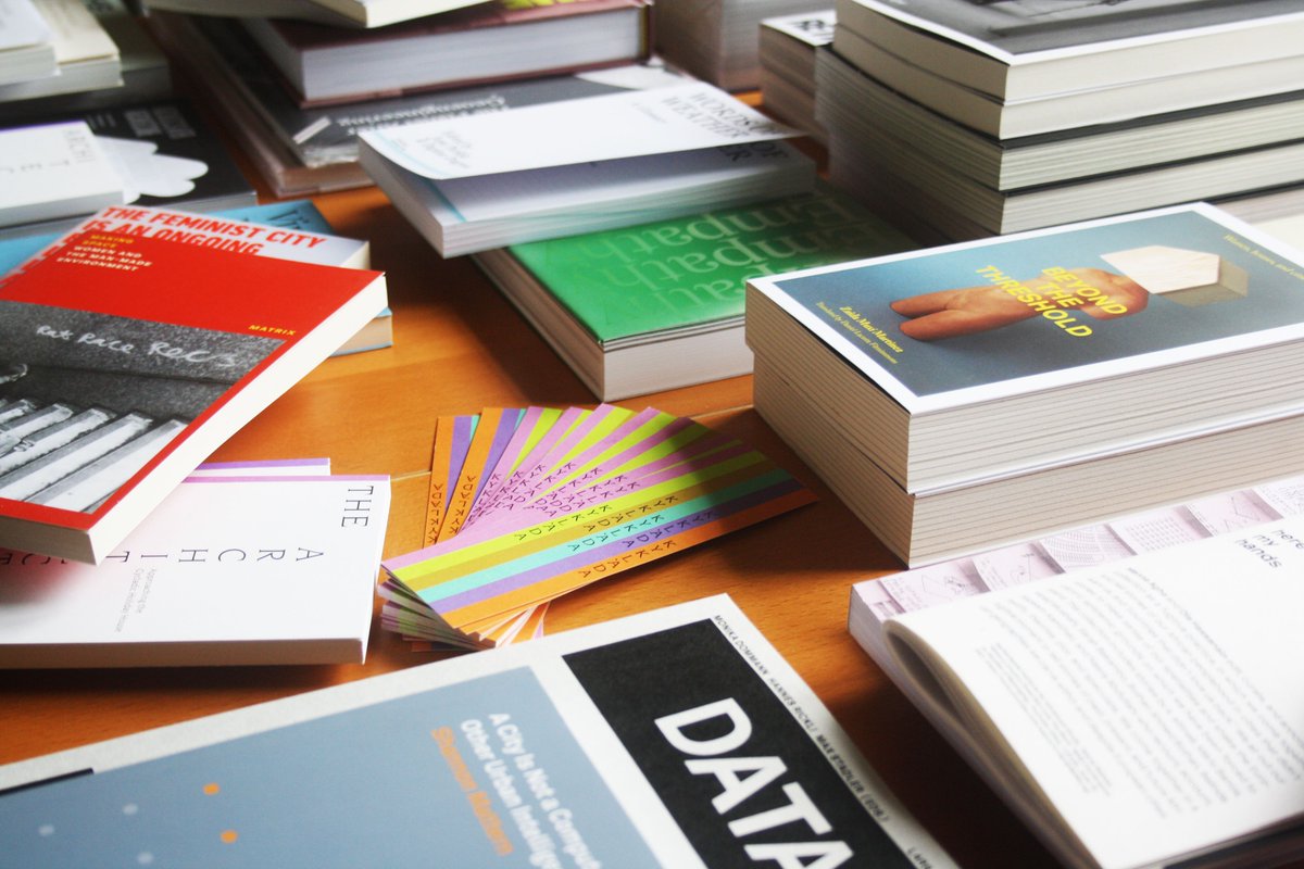 bcn_llibres's tweet photo. Al #ModelfestBCN 🔝📚 #LlibresModel presenta, a la 📍Plaça Reial, una selecció de #llibres de les diferents editorials internacionals que promouen i difonen obres i idees dintre de l’àmbit de l’arquitectura. 

Del 5 al 15 de maig 2022
📢https://t.co/Pvb1T78S9Q https://t.co/HmcsrBfCIy