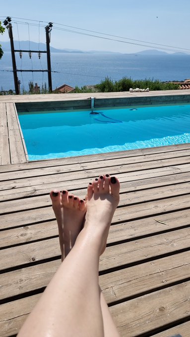 Relaxing while men all over the world toil away. Can't wait to see @MSarahDom https://t.co/abJzZ5nIs