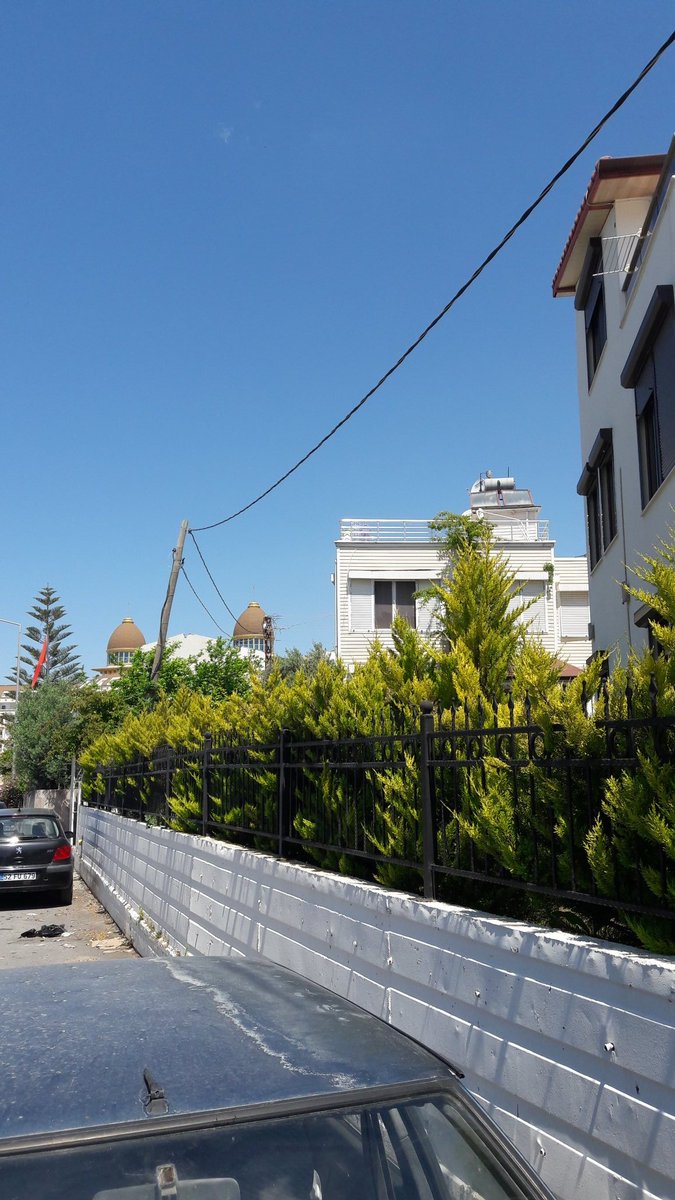 drgoktanay's tweet photo. @AkdenizElektrik  #CLK, bahçe içindeki #devrilmek üzere olan #direği ne zanan kaldırmayı düşünüyorsunuz?
Büyük bir arıza çıkmasını mı bekleniyor.Lütfen..
@AkdenizClk https://t.co/kRxotu0QTT