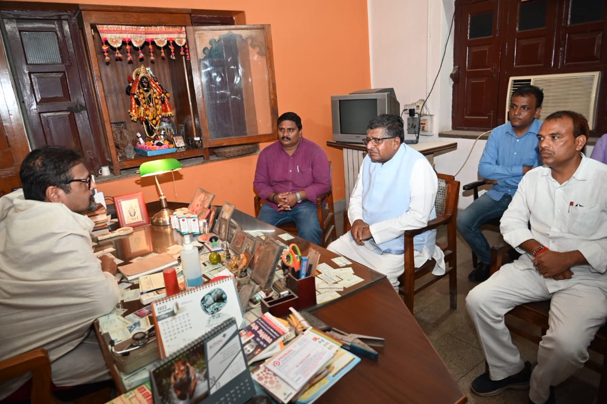 rsprasad's tweet photo. बिहार के प्रख्यात होमियोपैथिक डॉक्टर बी. भट्टाचार्या के निधन के पश्चात आज उनके तैल चित्र पर पुष्पांजलि अर्पित कर उन्हें विनम्र श्रद्धांजलि अर्पित की एवं परिजनों से मुलाकात कर अपनी शोक संवेदना व्यक्त की। https://t.co/4zqQTJ3JDV
