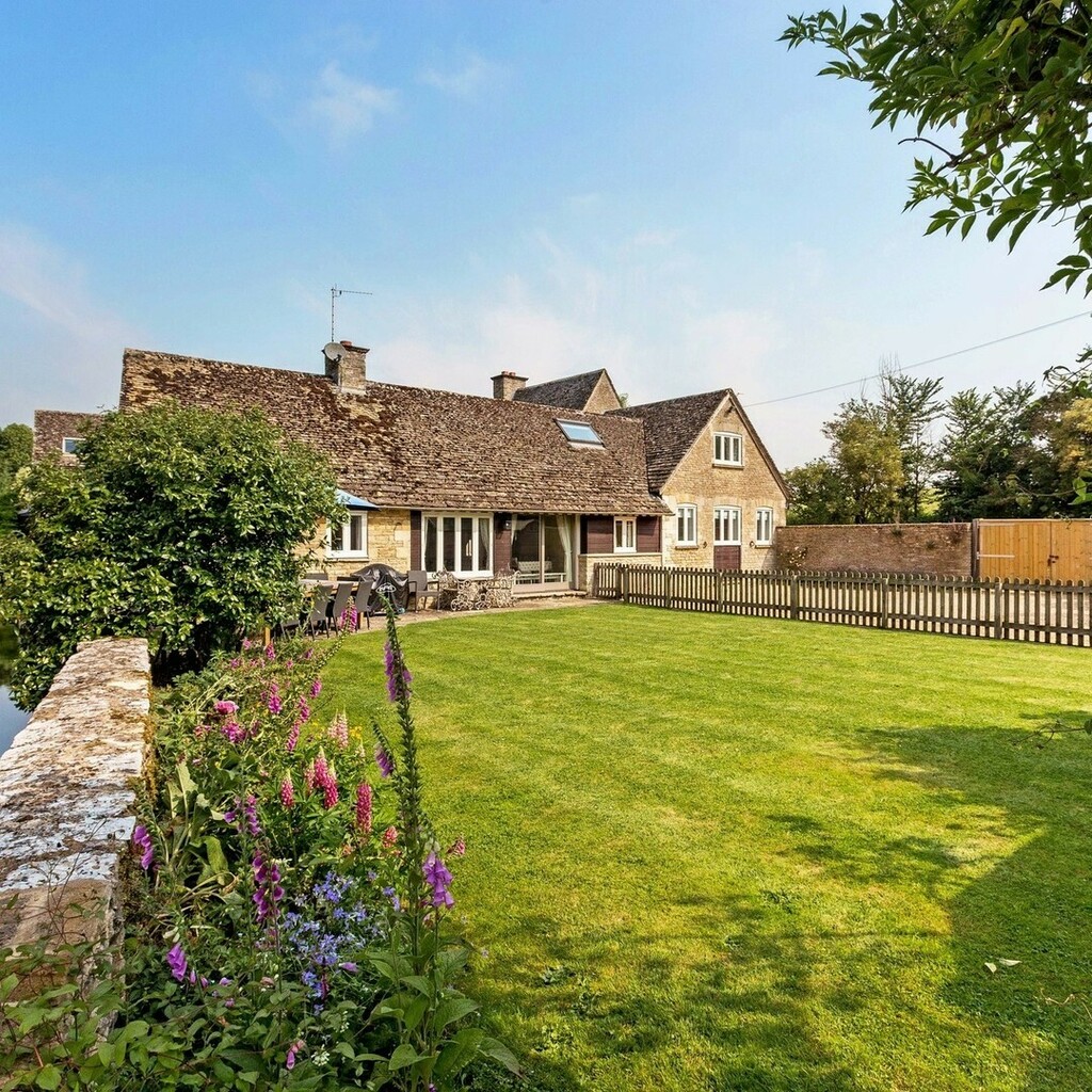 WatermarkHols's tweet photo. 🌟 LAST MINUTE DISCOUNT &amp; AVAILABILITY 🌟

Dancers Cottage, located in a quaint Cotswold village, is available THIS WEEKEND at a reduced rate. 🌤 Contact us to book.
📨 philippa@watermarkcotswolds.com
📞 01285 869181
.
.
#lastminuteholiday #escapetoth… https://t.co/oYZNRegB8X https://t.co/93ogDOdZ0c