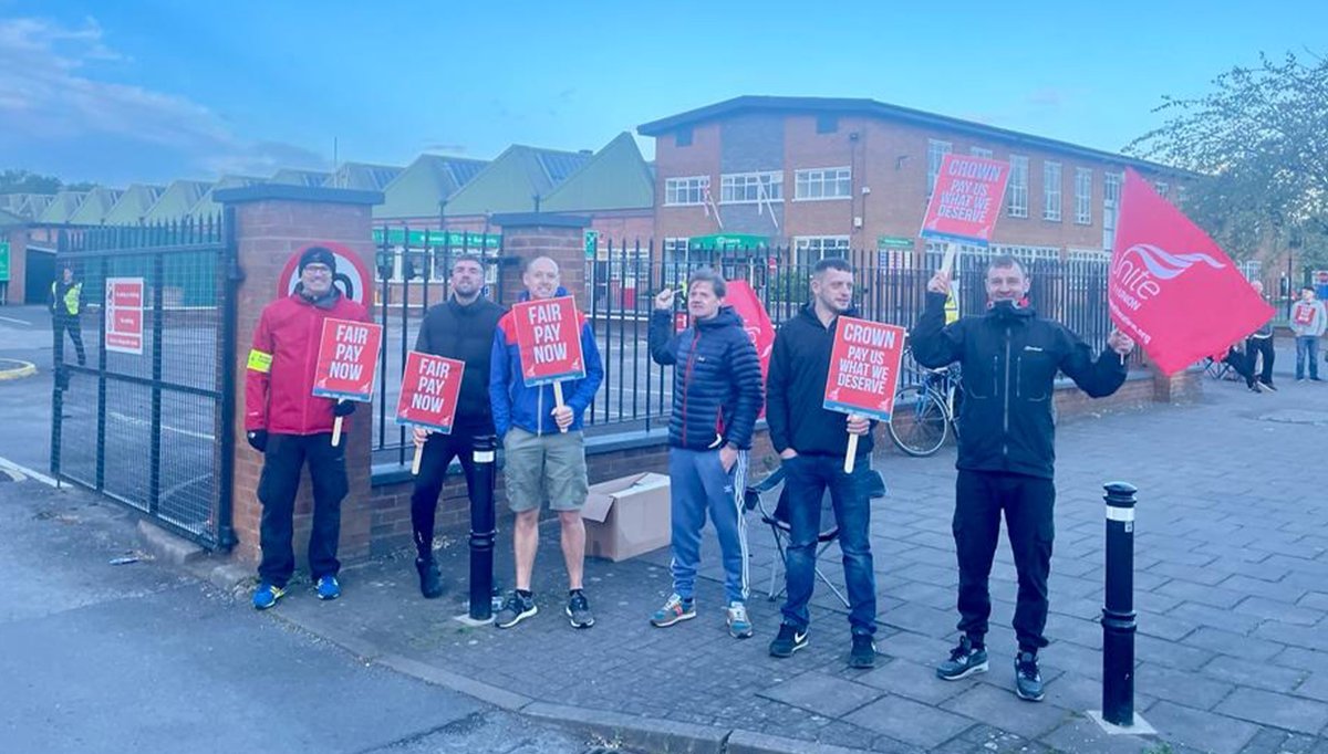 Unite_NorthWest's tweet photo. Day 1 on the picket line for our members from Crown Bevcan in Carlisle in their dispute over pay. 

Crown Bevcan is part of the Crown Holdings group who makes billions, yet it expects its Carlisle workers to accept what amounts to a pay cut.

https://t.co/wIbZ8vuMEY https://t.co/wubUXsLgEa