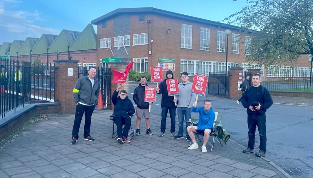 Unite_NorthWest's tweet photo. Day 1 on the picket line for our members from Crown Bevcan in Carlisle in their dispute over pay. 

Crown Bevcan is part of the Crown Holdings group who makes billions, yet it expects its Carlisle workers to accept what amounts to a pay cut.

https://t.co/wIbZ8vuMEY https://t.co/wubUXsLgEa