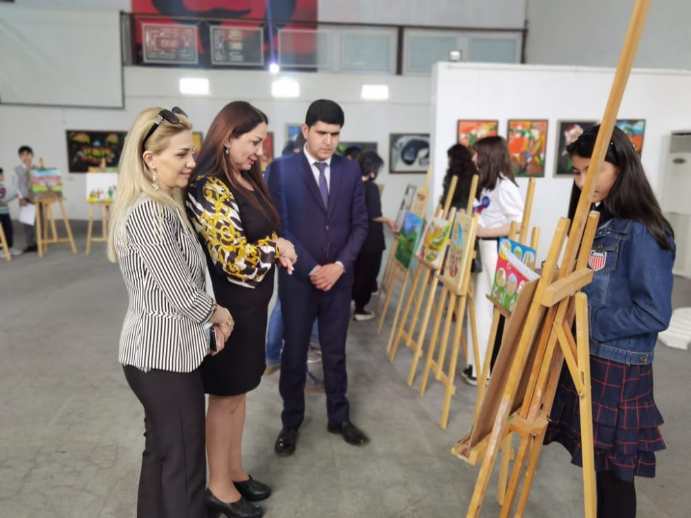 SumqayG's tweet photo. 10 may 2021-ci il tarixində Ümummilli Lider Heydər Əliyevin anadan olmasının 99-cu ildönümü ilə əlaqədar “Mən kökümlə bu torpağa bağlıyam” adlı gənclərin əl işlərindən ibarət rəsm sərgi-müsabiqəsi keçirilmişdir. https://t.co/hDArdnOsZK