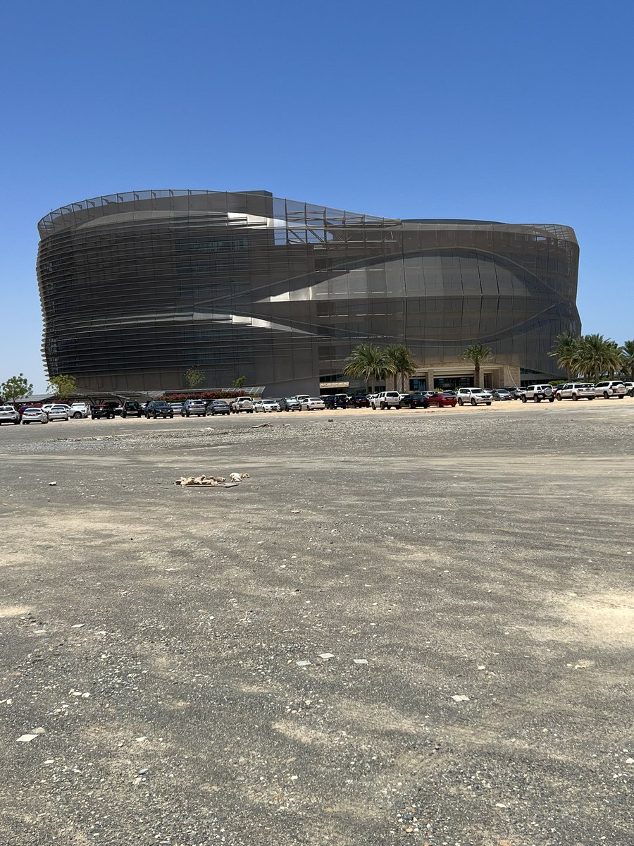 شركة أرباحها تعدت ١٥٠ مليون ريال عام ٢٠٢١ ومع ذلك عجزت عن عمل مواقف لعملاءها الذين هم سبب تلك الأرباح ناهيكم عن منظر المبنى البشع 😤

لله وحده المشتكى🤲🏻