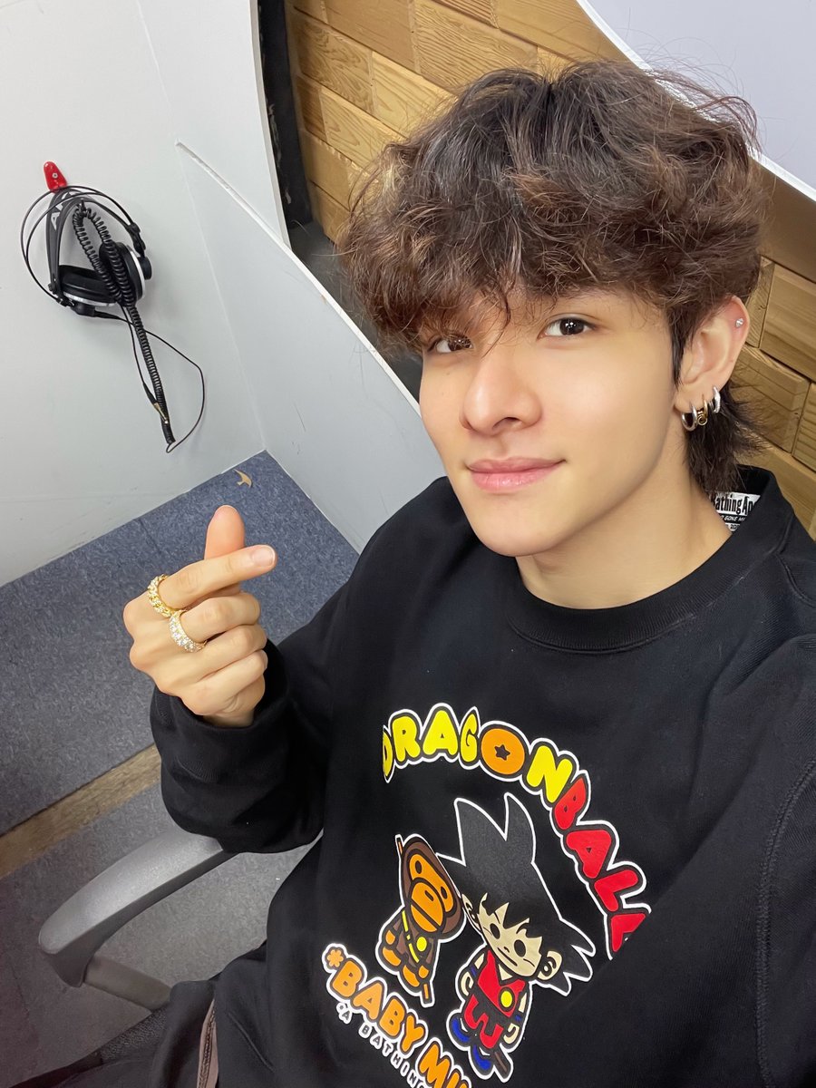 SAMUEL_twt_'s tweet photo. [#사무엘]

잠시 후 8시 아리랑 라디오 <Radio'n Us>에 사무엘이 출연합니다.
본방청취 놓치지 말고 기운 가득 채워가세요✨

#SAMUEL #RADIONUS https://t.co/DL8KJMzIoV
