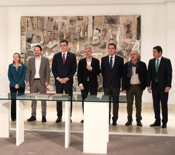 juanacomolaloca's tweet photo. Señora vicepresi, si usted dice que no posa solo con hombres, quién de ellos hace pis sentada?
"Pepi, Pabli y Pedri y otras chicas del montón
#LoDeNadia
#SoloQuedaVox https://t.co/hYYVui4yTY