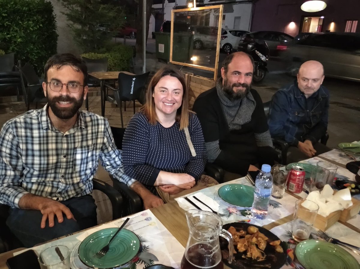 CompromisGOdLLA's tweet photo. 🧡Soparet de germanor del colectiu @CompromisGOdLLA🧡. Després de la reunió📝van aprofitar per gaudir de la rica i variada gastronomia del nostre poble #Godella. Hui tocava a #TheSimple🤩, tapes i entrepans🥖🍔🥗 bonissims🤤 a  més d’una magnífica atenció🤩. #Godellagastronomia https://t.co/FuZtf7GLCz