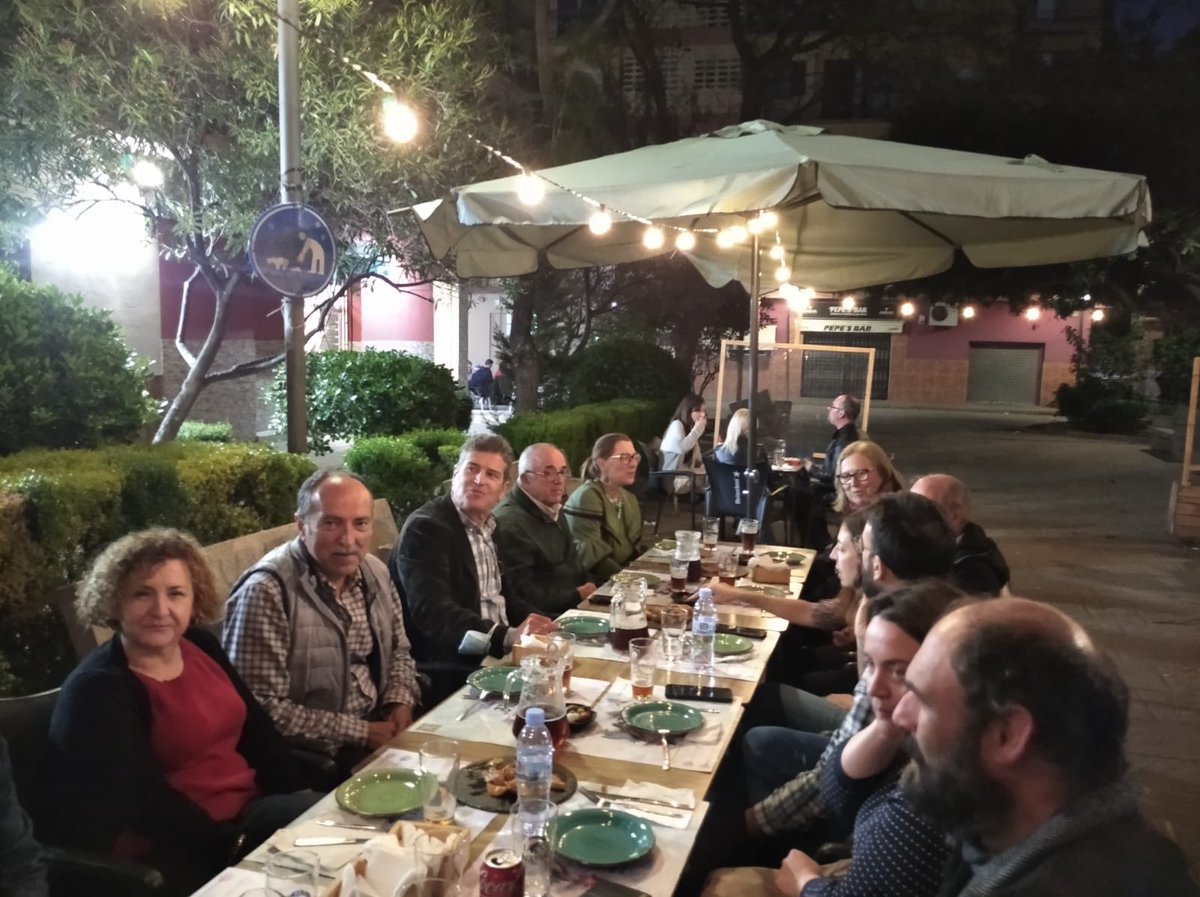 CompromisGOdLLA's tweet photo. 🧡Soparet de germanor del colectiu @CompromisGOdLLA🧡. Després de la reunió📝van aprofitar per gaudir de la rica i variada gastronomia del nostre poble #Godella. Hui tocava a #TheSimple🤩, tapes i entrepans🥖🍔🥗 bonissims🤤 a  més d’una magnífica atenció🤩. #Godellagastronomia https://t.co/FuZtf7GLCz