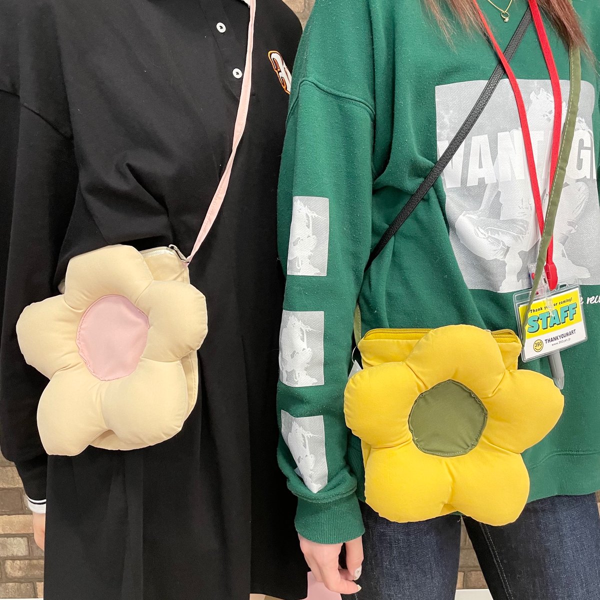 サンキューマート 公式 S Tweet まるでクッションを持ち歩いているような フラワーポシェット が新登場 あまり荷物が入らなさそうに見えますが ケータイとお財布が入るくらいの大きさはあります ピクニックや車でのお出かけに持って行って 眠くなったら枕に