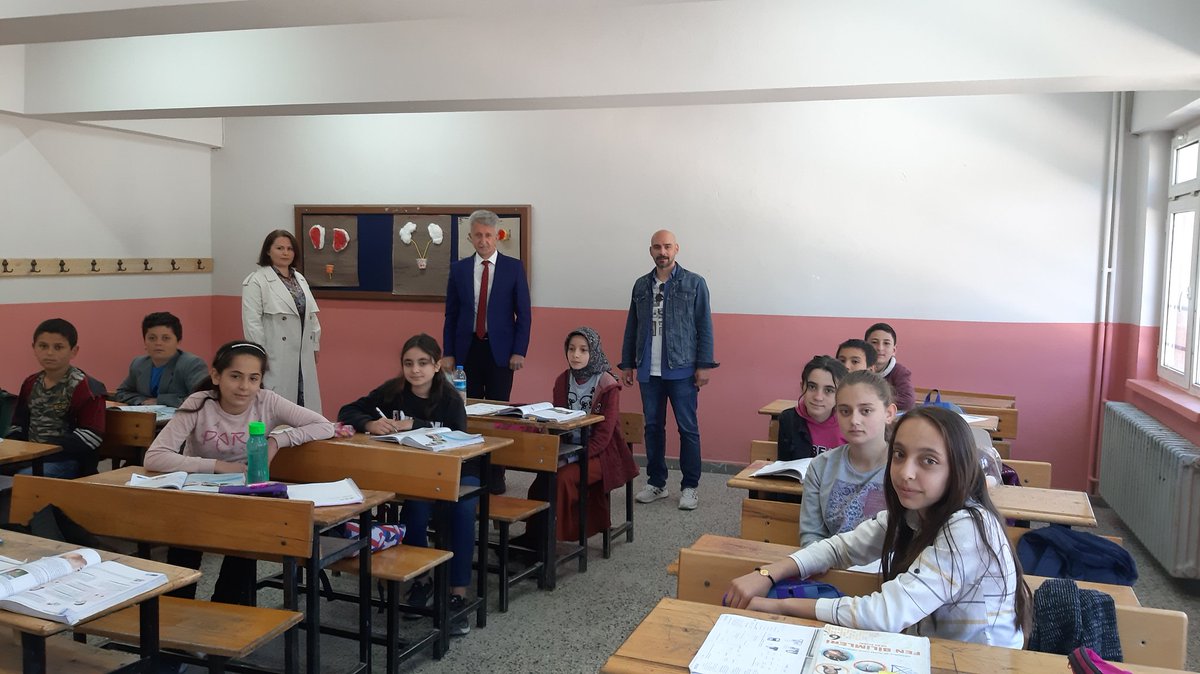 İlçemiz Koşaca Cumhuriyet ortaokulu öğrencilerimizin derslerine girdik. Onlarla eğitim öğretim hakkında bilgi alışverişinde bulunduk.