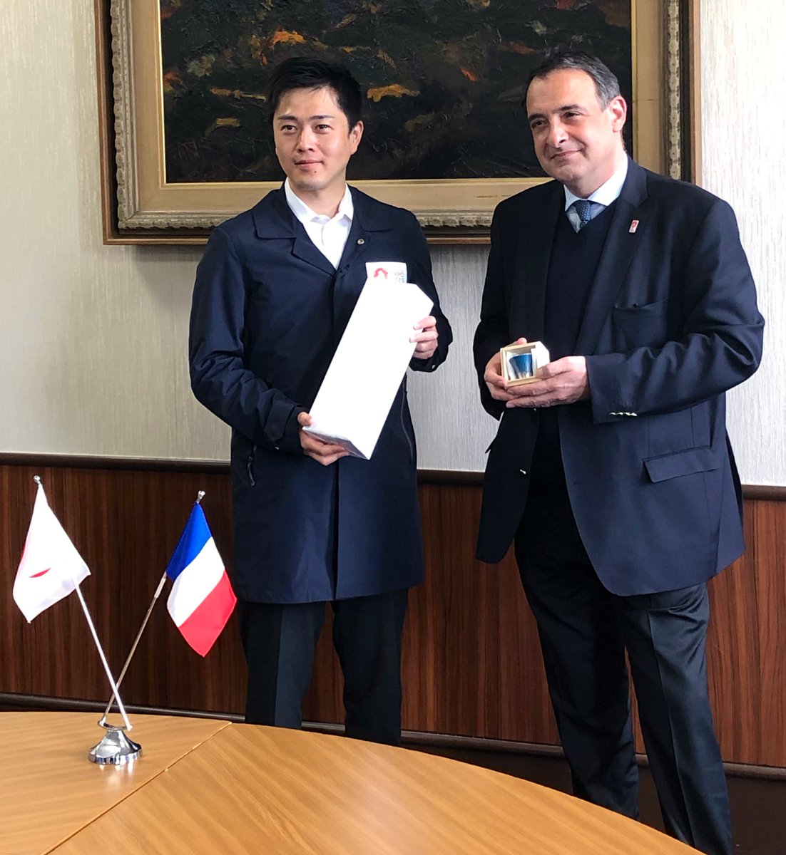 セトン大使は、吉村洋文大阪府知事 @hiroyoshimura と面会しました。2025年に開催される #大阪・関西万博  @expo2025_japan や、1987年に大阪府とヴァルドワーズ県@valdoise
の間で結ばれた友好交流提携などに象徴される、大阪とフランスの歴史的な繋がりなどが想起されました🇫🇷🤝🇯🇵 