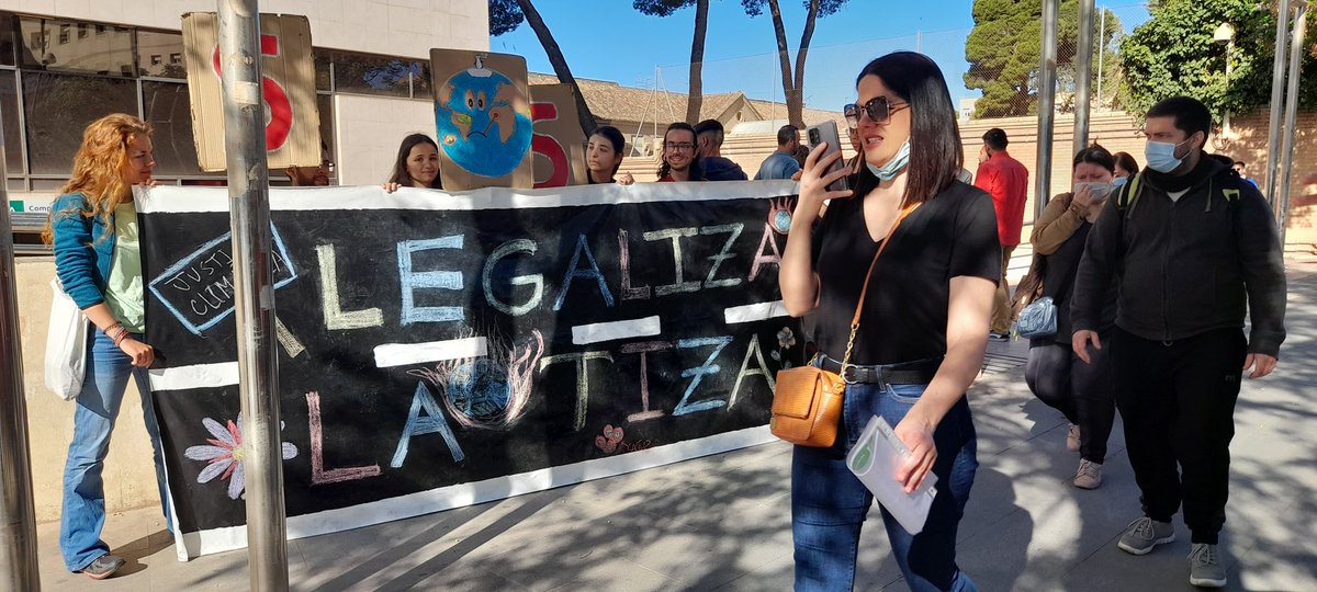 Multar por pintar con tiza, pidiendo #JusticiaClimática y empleando una Ordenanza Medioambiental 😤
Enorme la peña de <a href="/FFFGranada/">FridaysForFutureGRANADA</a> <a href="/XRGranada/">Extinction Rebellion Granada</a> <a href="/APDHAGRANADA/">APDHA Granada</a> y <a href="/StopRepresionGr/">StopRepresiónGranada</a> por defender en derecho a la protesta y el derecho a tener derechos
#LegalizaLaTiza