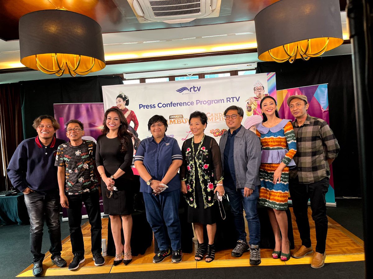 langitRTV's tweet photo. Press Conference Program Baru RTV Canda Empire, Dinasti Tambun, Lunite, Luna Main Mata, dan Cetar.
Nantikan tayangannya di RTV Makin Cakep
#PressConference #PressConferenceRTV #ProgramBaruRTV #CandaEmpire #DinastiTambun #Lunite #LunaMainMata https://t.co/i5bcHk8ZyK