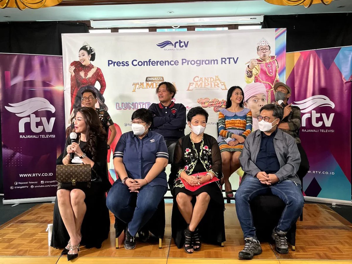 langitRTV's tweet photo. Press Conference Program Baru RTV Canda Empire, Dinasti Tambun, Lunite, Luna Main Mata, dan Cetar.
Nantikan tayangannya di RTV Makin Cakep
#PressConference #PressConferenceRTV #ProgramBaruRTV #CandaEmpire #DinastiTambun #Lunite #LunaMainMata https://t.co/i5bcHk8ZyK