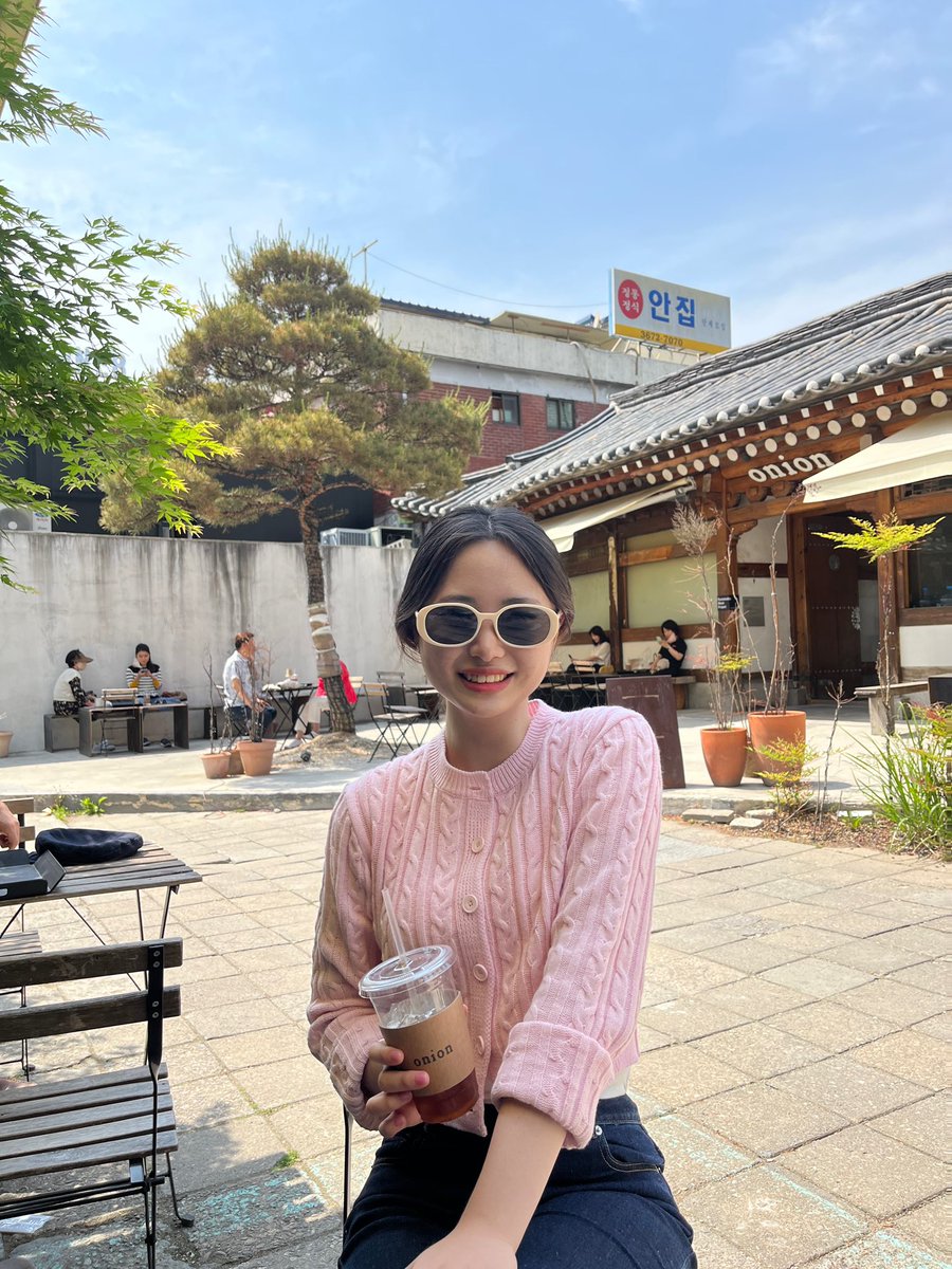 sundaylikeme's tweet photo. 선글라스를 쓴 수상한 여성의 하루 ^ .^ ~ https://t.co/6ieRwerGL8
