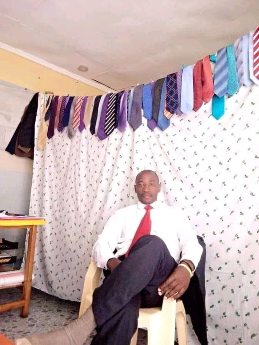 A Rare Picture of A Professor In Kenya possing Before He Leaves For Lectures. 
#KenyaVsUganda