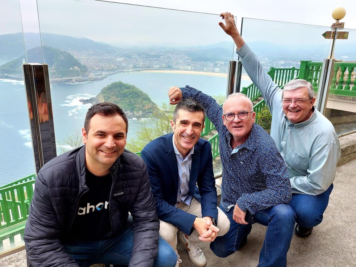 AhoraFreeware's tweet photo. Todo preparado para nuestra tercera cita de la Gira #AHORAMayTour. 

Impresionantes vistas hoy en #Donostia 

🤟🎸¡¡Que empiece el Rock&amp;Roll!!

#SociosCertificadosAHORA
#ungrupoconfuerza https://t.co/oWLsXIkaH4