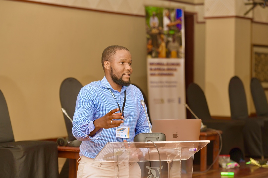 UNDPZimbabwe's tweet photo. A hybrid analysis led by  @UNDPZimbabwe #AccelaratorLab mapped evidence-based challenges and solutions relevant to different contexts as participants highlighted the #InformalEconomyAfrica can drive innovation, resilience, and resource-efficient production and consumption. https://t.co/MrAFuj1exE