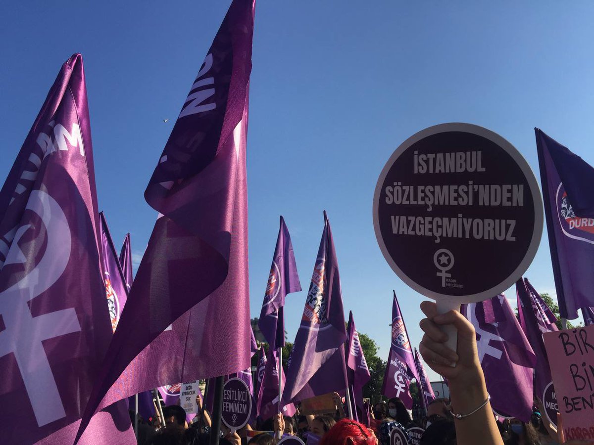 11 yıl önce bugün İstanbul Sözleşmesi, Türkiye tarafından imzalandı.

İstanbul Sözleşmesi’ni uygulatma mücadelemiz hukuksuz çekilme kararına rağmen durmadı, durmayacak. Kadınları, LGBTİQ+ları koruyan İstanbul Sözleşmesi’nden asla vazgeçmeyeceğiz.
#İstanbulSözleşmesi11Yaşında