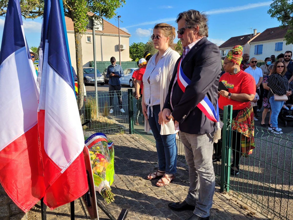 AcheresVille's tweet photo. 🇨🇵 Hier soir, une cérémonie s'est tenue dans le cadre de la Journée nationale des mémoires de la traite, de l'esclavage et de leurs abolitions. À ce jour, la France est le seul pays reconnaissant l'esclavage en tant que crime contre l'humanité. #Achères #droitsdelhomme https://t.co/hl5npKVDFn