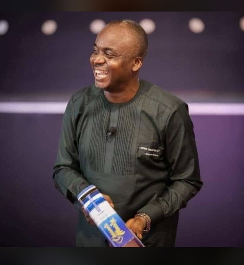 Ileriayooo's tweet photo. Dear Pastor @onayinka_segun Sir!!

It’s is you that told us and showed us that the mission is possible sir!

You told us that we are God’s project sir!

You told us to keep our eyes on the ball and be focused!

Yes and Yes Sir!
Thank you Sir! 

#WorldOnayinkaDay #LivingWordMedia https://t.co/jWvFIiC9me