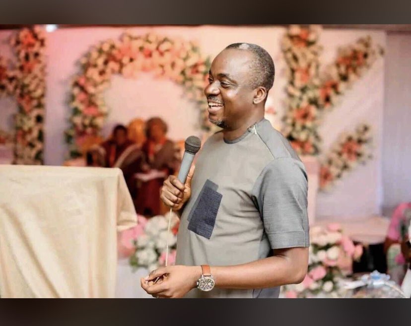 Ileriayooo's tweet photo. Dear Pastor @onayinka_segun Sir!!

It’s is you that told us and showed us that the mission is possible sir!

You told us that we are God’s project sir!

You told us to keep our eyes on the ball and be focused!

Yes and Yes Sir!
Thank you Sir! 

#WorldOnayinkaDay #LivingWordMedia https://t.co/jWvFIiC9me