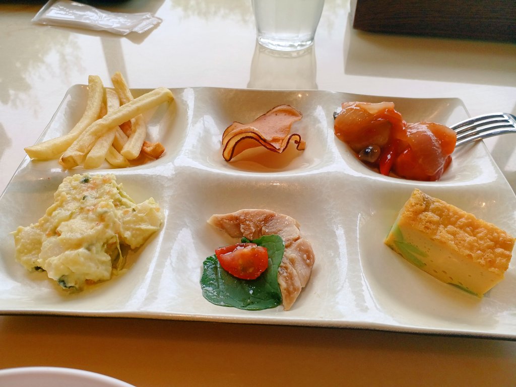 Sandarian 三田市ローカル情報 久しぶりに電車のって 西宮ガーデンズで子連れランチ テラス席広々気持ちよかったけど すずめさんも遊びにきて焦ったよ T Co Ub9kkpgaek 子連れランチ 西宮北口ランチ 西宮ガーデンズ タントタント 食べ
