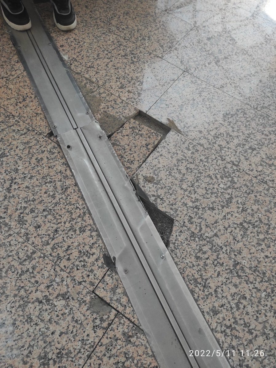 Devlet hastanesi cildiye servis önü her geçenin ayağı takılıyor