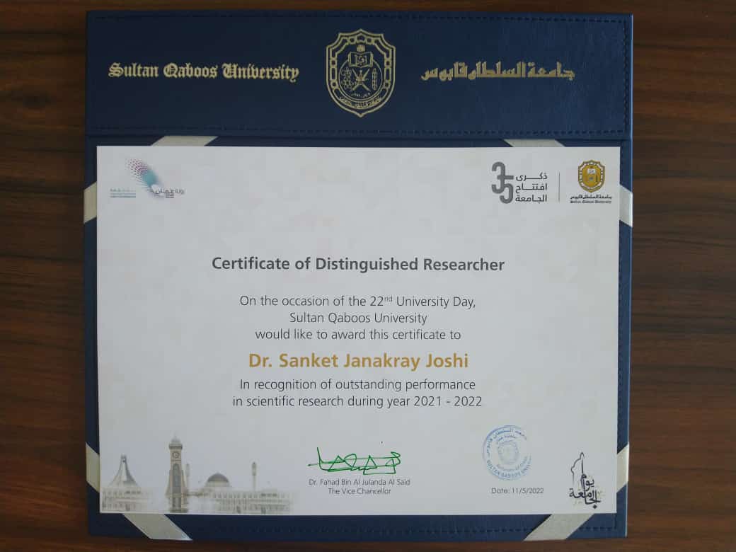 Sanket1379's tweet photo. Humbled to receive Distinguished Researcher Award certificate during 22nd University Day, @tawasul_squ @SQU_Info .. Received appreciation certificate from HH The VC, second year in a row, looking forward to continue working hard and contributing .. https://t.co/hd1dalf0eP