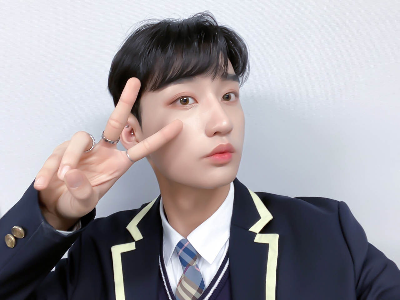 RoaD-B on Twitter: “[로딩완료] 졸업한지 얼마 안 된 Day의 교복샷이 왔Day💛 그리고 맛있어 보이는 핫도그