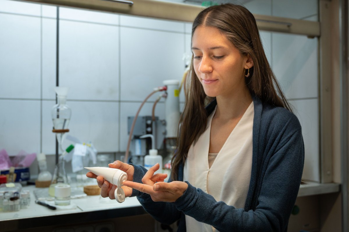 CSIC's tweet photo. Científicos del CSIC desarrollan dos cremas que alivian la hipersensibilidad cutánea asociada a la #quimioterapia. Han ideado, en colaboración con la @UniversidadMH y la ‘spin off’ del CSIC Alodia Farmacéutica, dos ‘neurocosméticos’ para manos y pies
➡️https://t.co/ji6TuHaKIM https://t.co/TlY5LCCLSN