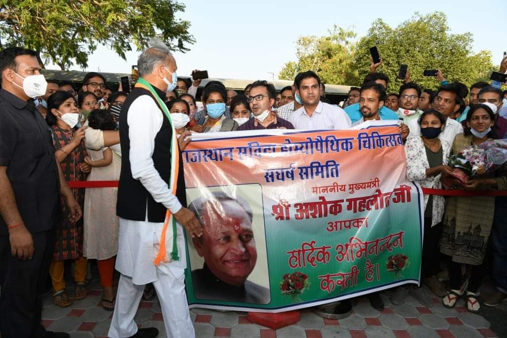DrLokeshsaini's tweet photo. @ashokgehlot51 92 दिनों से तपती गर्मी में धरने पर बैठे हैं न्याय करो
होम्योपैथी को कब मिलेगा न्याय?
विश्व की दूसरी सबसे बड़ी चिकित्सा पद्धति होम्योपैथी के केवल303पद और आयुर्वेदिक के4500भेदभाव कब होगा खत्म?#विभाग_के_656_पदों_के_प्रस्ताव_को_मंजूर_करो  #संविदा_होम्योपैथिक_चिकित्सकों_को_नियमित_करो https://t.co/QtAs9xw0SW