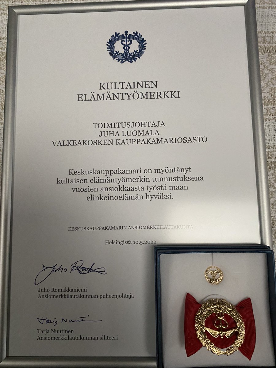 Keskuskauppakamarin pj Ritakallio luovutti minulle Kultaisen Elämäntyömerkin eilisessä Treen kauppakamarin kevätkokouksessa, jossa vietettiin Valkeakosken osaston 50-vuotisjuhlaa. Puhujina kenraali Jarmo Lindberg ja pääjohtaja Timo Ritakallio. Oli hieno ilta - kiitos!