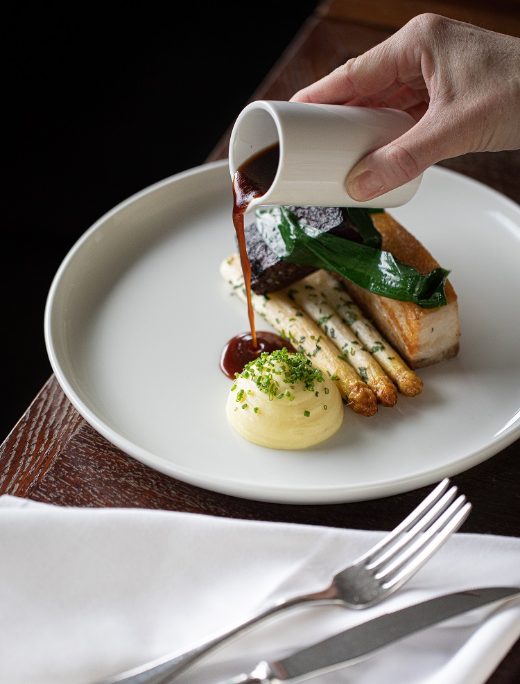 Le Pont de la Tour Bistrot launches tomorrow! 💥🇫🇷 And we simply can't wait for you to try Executive Chef Tony Fleming's new menu, featuring the likes of this Slow cooked Saddleback pork belly, boudin noir, white asparagus, pomme purée 🥂