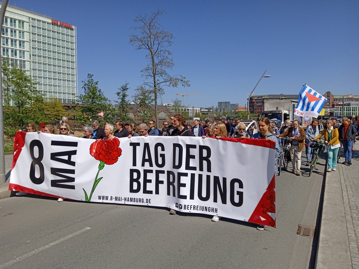 BefreiungHH's tweet photo. Am Sonntag haben wir mit insgesamt über 1000 Menschen ein deutliches Zeichen gesetzt: Der 8. Mai muss Feiertag werden! Wir brauchen den arbeits- und schulfreien #TagDerBefreiung! 
#HH0805 #nonazishh #8MaiFeiertag https://t.co/63sNBWDQM3