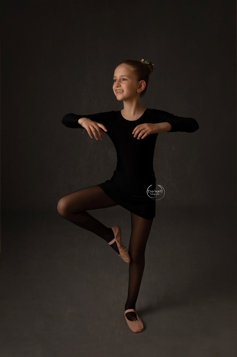 evaisart's tweet photo. Solo hay que mirar cómo se le ilumina su carita, cuando se pone sus puntas de ballet para ver cuánto le gusta. 🥰🥰

Si quieres más informacion sobre las sesiones infantiles ponte en contacto conmigo 

💻eva@evaisart.com
☎️whatsapp 616188570
📩https://t.co/WOni0KcF8i https://t.co/NLTueXago3