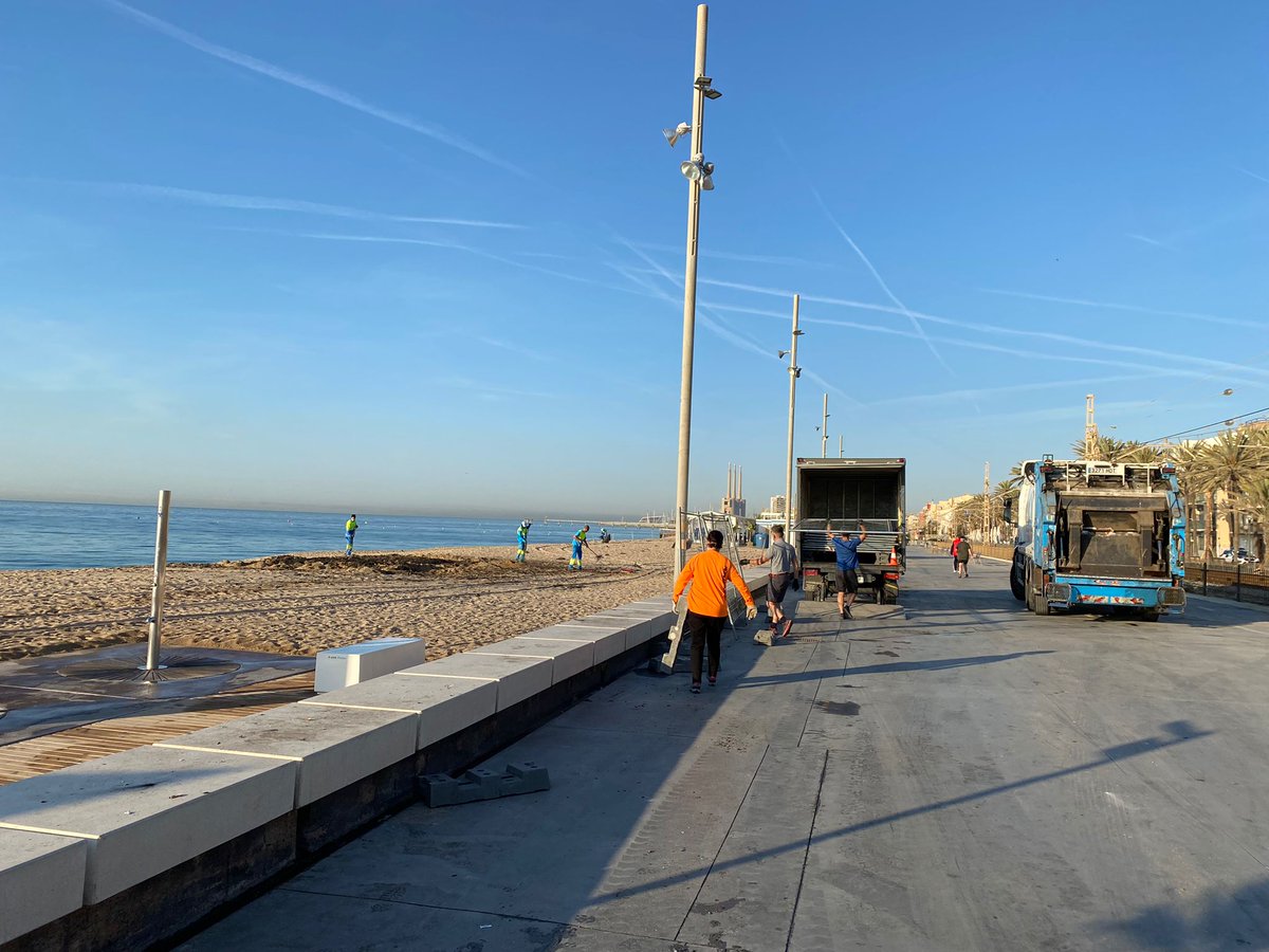 DiarideBadalona's tweet photo. Bon dia Badalona! Els serveis de neteja treballant des de primera hora del dia per deixar el Passeig i la Rambla ben polits després de la Cremada d'ahir 😈🥳🌅
#Badalona #Cremada #festesdemaig2022 https://t.co/gFg6Ohf2Zg