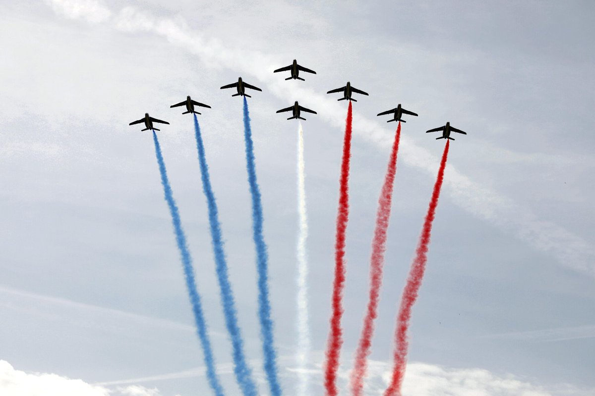 laprovence's tweet photo. La @PAFofficiel va faire son show cet après-midi dans le ciel salonais ! 🇫🇷

La fameuse équipe de présentation de l’armée de l’Air présentera à cette occasion son nouveau programme avant le démarrage de la saison des meetings aériens 🛩️

[Photo 📸 David Rossi / La Provence] https://t.co/5gsCtYRZ0O