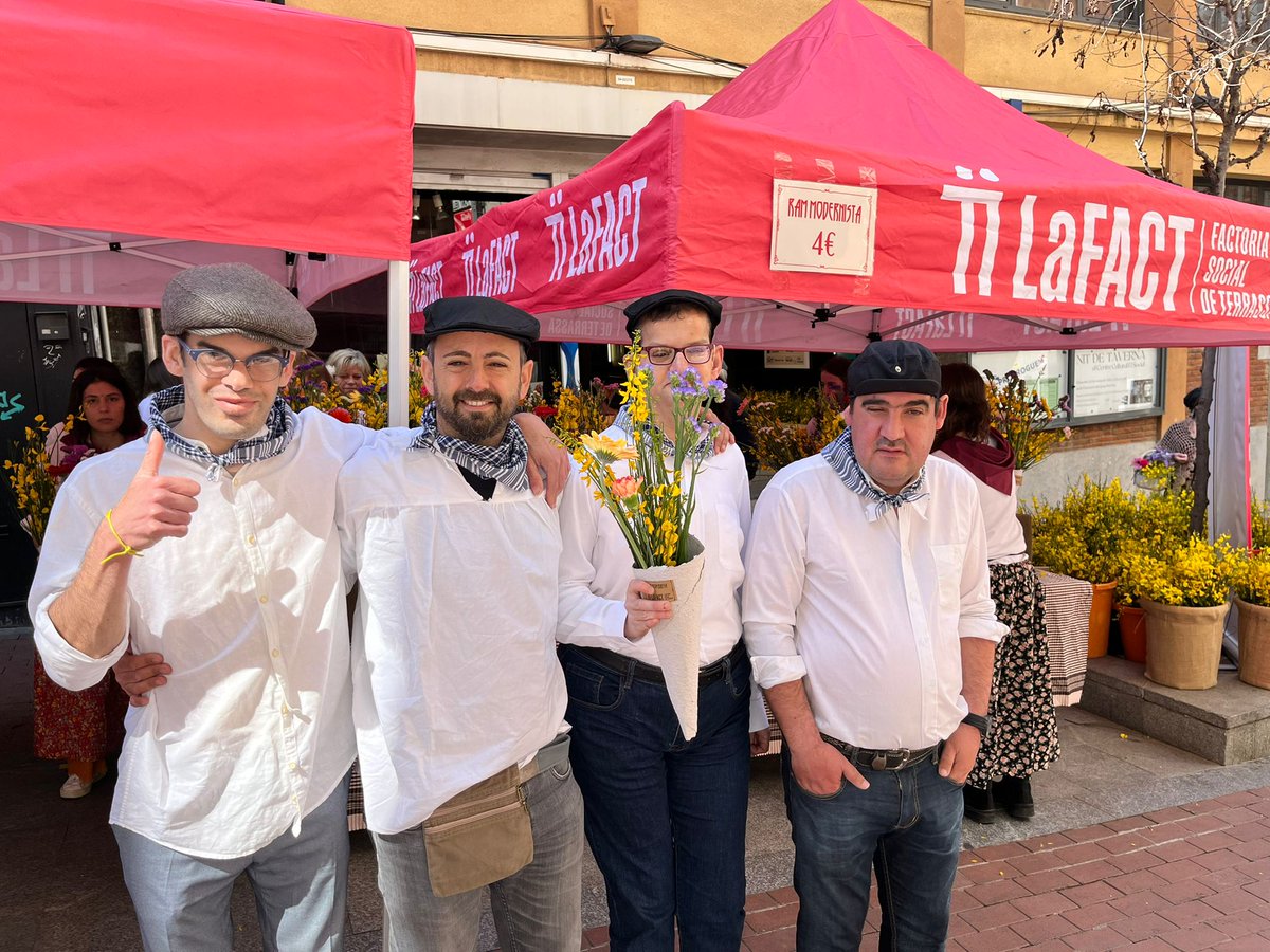 LaFACT_Terrassa's tweet photo. Quin gran cap de setmana modernista! 😍 GRÀCIES per totes les visites que hem rebut a la nostra paradeta de #LaFACT. GRÀCIES per fer lluir el nostre ram modernista per la ciutat 🎩🌾💐👒 I GRÀCIES IMMENSES a tot l'EQUIPÀS de persones voluntàries que ho heu fet possible ❤ https://t.co/LLg1U3HWg5
